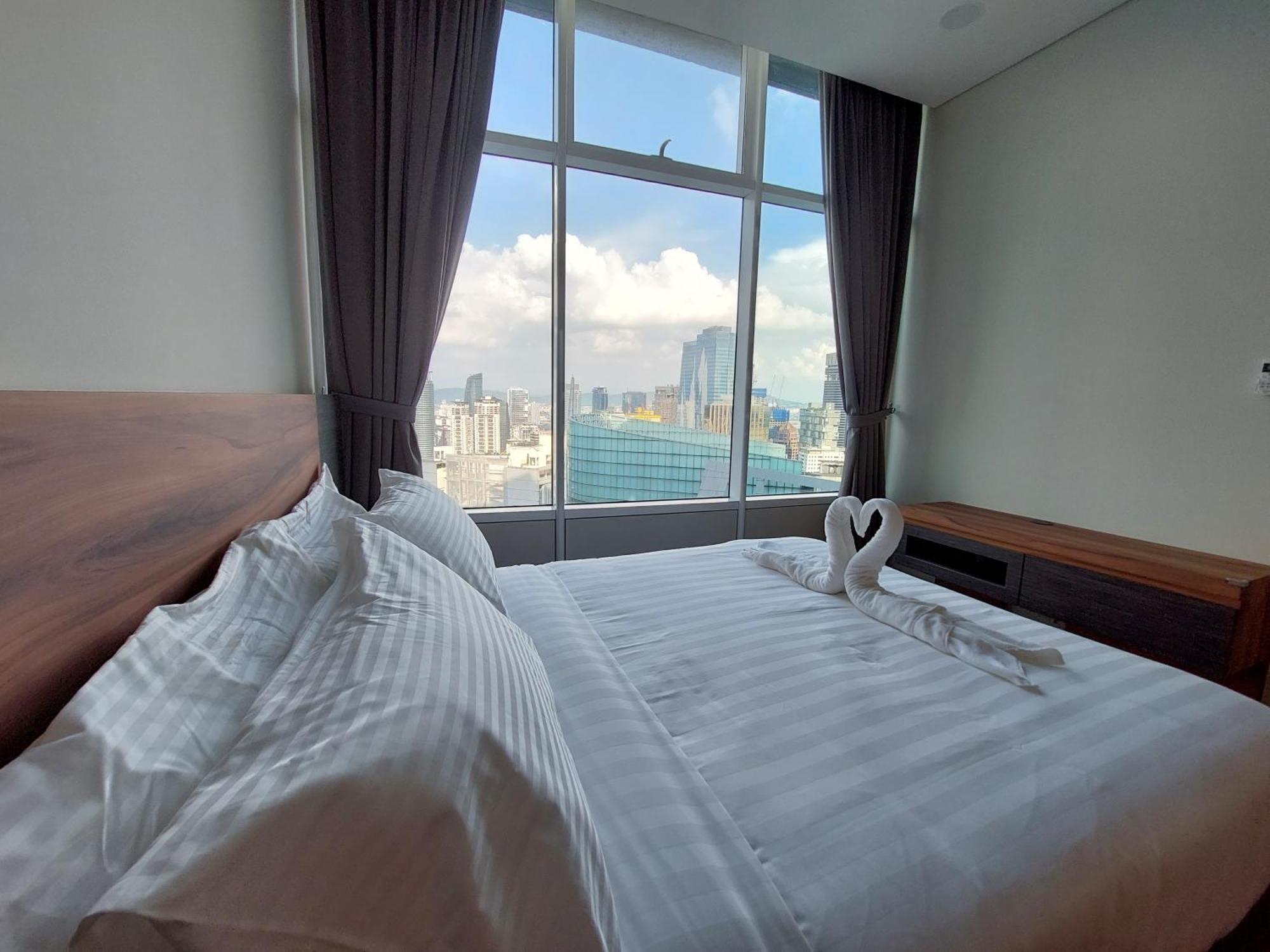 Sky Suites With Klcc Twin Tower View By Irent365 Куала-Лумпур Номер фото